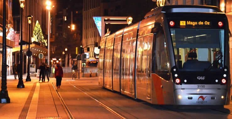 El tranvía y los autobuses de Zaragoza modifican su horario y sufren refuerzos o cortes durante la Navidad