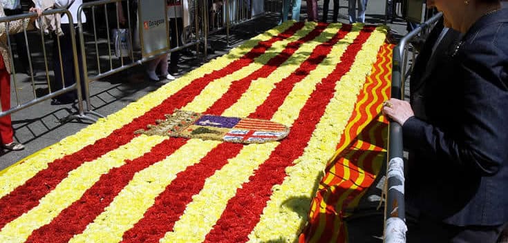 Bandera de Aragón realizada con flores en la Plaza Aragón de Zaragoza durante el día de San jorge.
