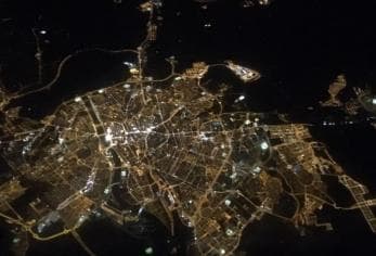 Foto de noche de Zaragoza desde un avión