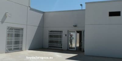 entrada piscina miralbueno