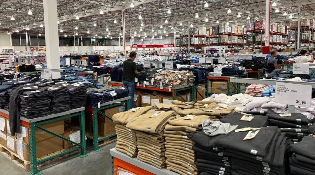 Así ha sido la apertura de Costco: 500 personas han hecho fila antes de las 8 de la mañana
