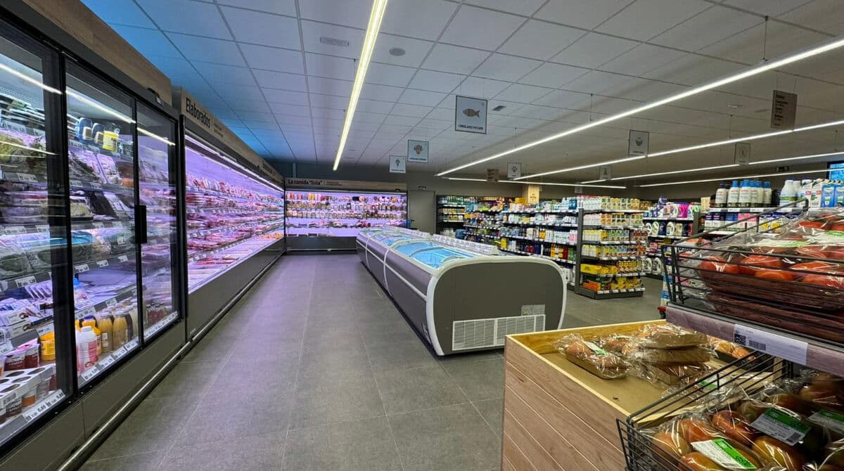 Nuevo supermercado con aparcamiento