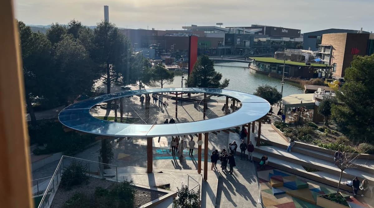 Cierra una veterana tienda de Puerto Venecia tras entrar en quiebra en toda España