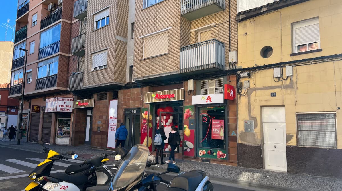 Alcampo abre tienda en la arteria principal de un barrio desconocido hasta la fecha para la cadena