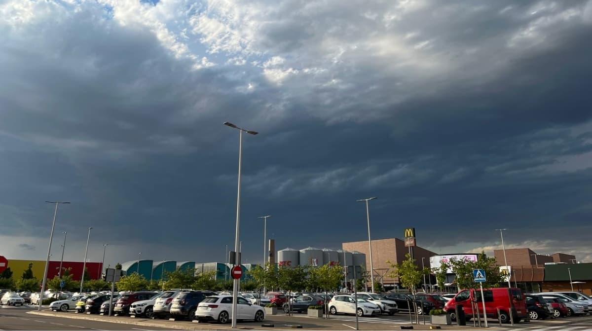 El ansiado alivio llega a Zaragoza: la hora de la llegada del cierzo en la que debes abrir las ventanas sin miedo