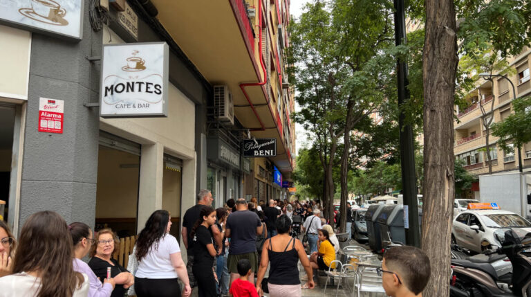 Revuelo por la apertura de una tienda de bajo coste en Zaragoza con filas de hasta 90 minutos