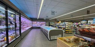 Nuevo supermercado con aparcamiento